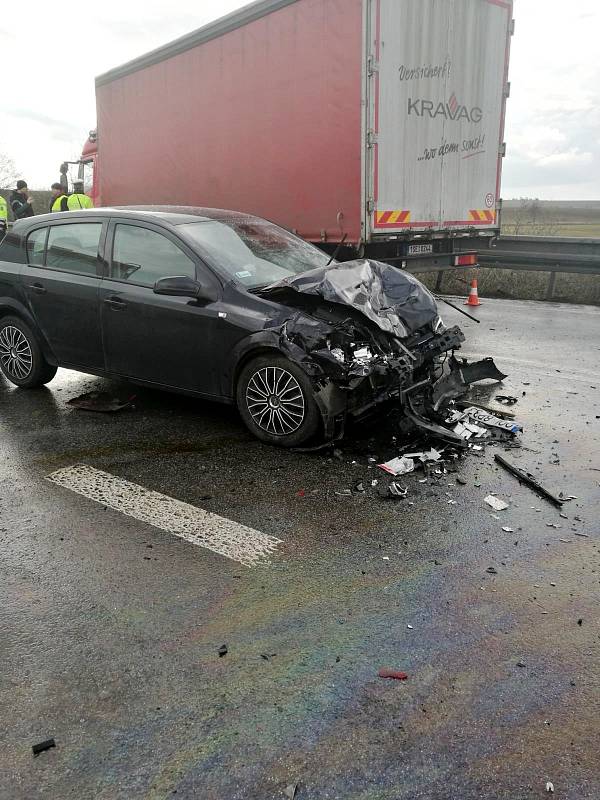 Tragická dopravní nehoda dvou osobních a jednoho nákladního automobilu na silnici I/33 u Lochenic.