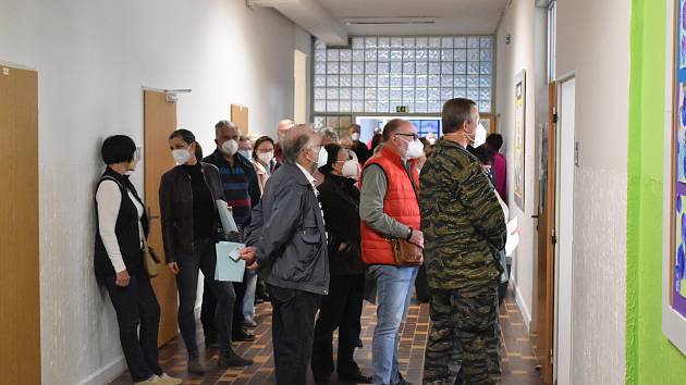 Už před otevřením volebních místností čekala ve škole minimálně stovka lidí.