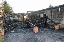 Požár přístřešku a rodinného domu v Plotištích nad Labem likvidovaly čtyři jednotky hasičů
