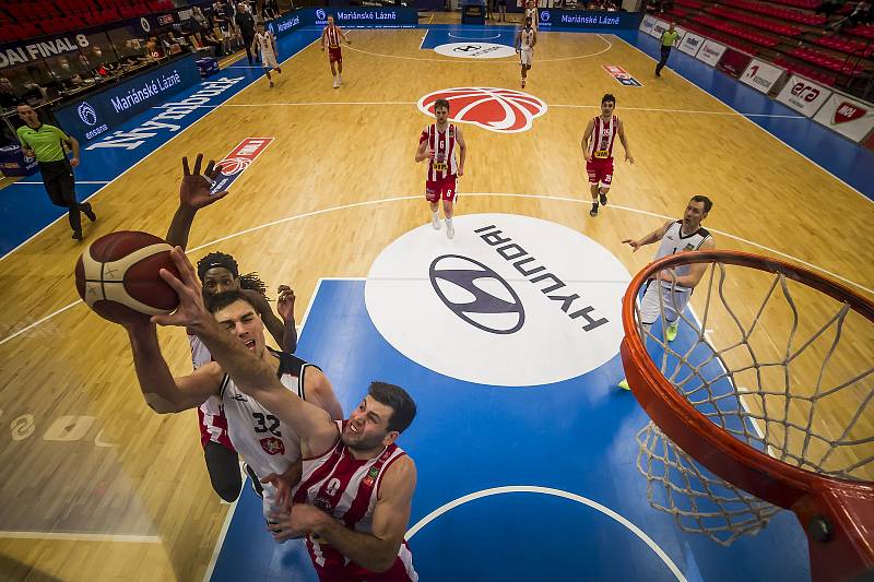 Hradec Králové (v bílém) vs. Pardubice 92:90. Královští sokoli mohli ihned po skončení duelu o bronz slavit.