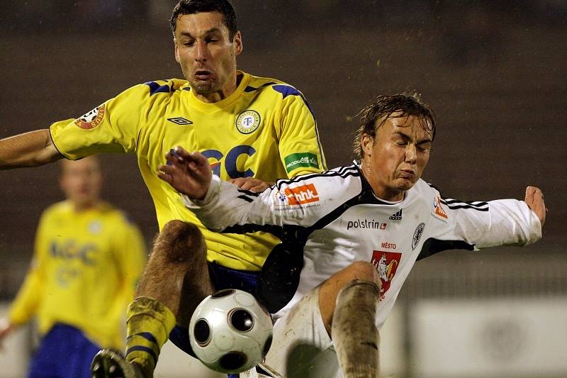 Pohár ČMFS: Hradec Králové (černobílé dresy) vs. Teplice.