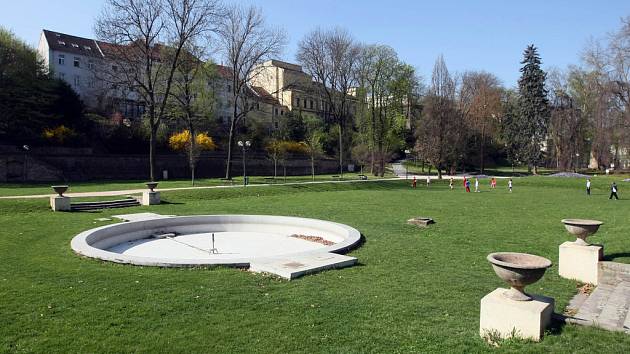 Fontána v Žižkových sadech nebude letos fungovat velkou část roku. Musí projít celkovou rekonstrukcí. Po jejím skončení bude navíc nasvícena a doplněna atraktivnějším výstřikem vody.