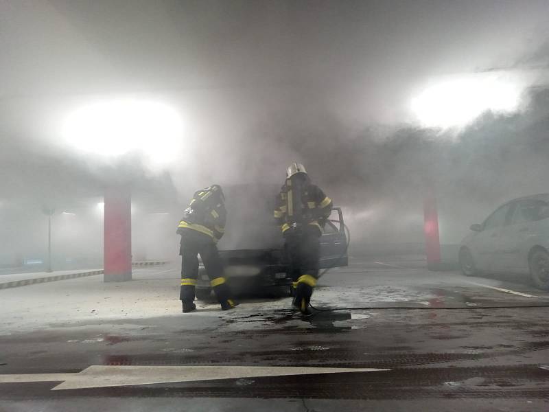 V garážích nákupního centra v Hradci Králové hořel osobní automobil.