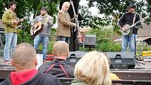 Koncert kapely Poutníci na Šrámkově statku v hradeckých Pileticích.