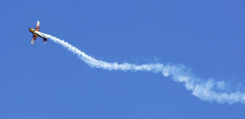 Pilot Martin Šonka s ukázkou letecké akrobacie na královéhradeckém letišti.