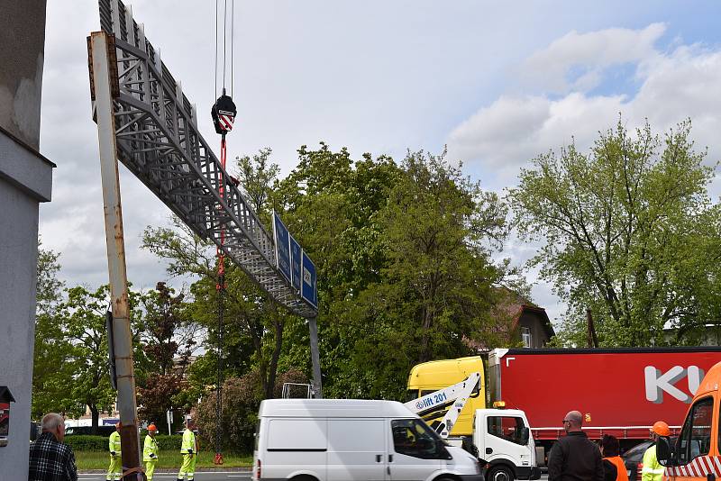 Poškozený dopravní portál museli dělníci odstranit. Za pomoci těžké techniky se jim to zhruba za hodinu povedlo.