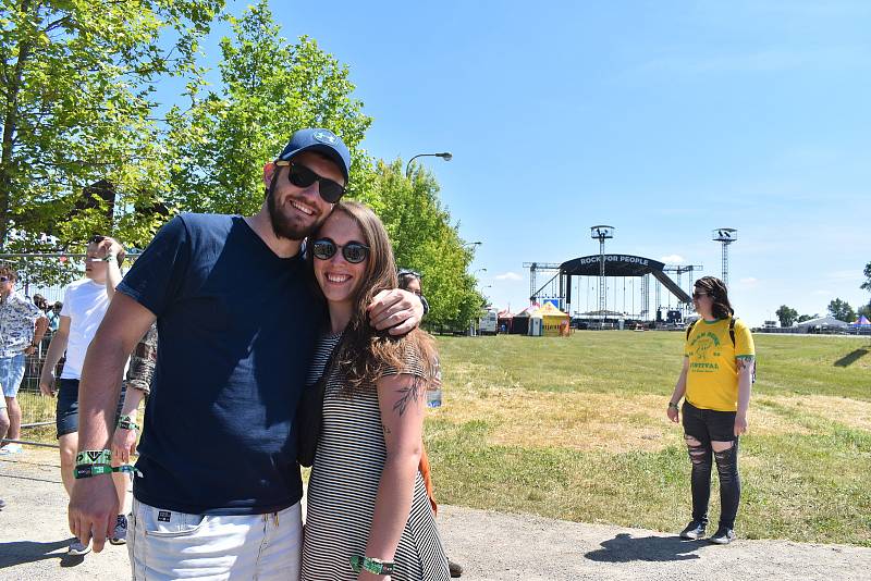 Třicet pět tisíc návštěvníků letos očekává Rock for People v Hradci Králové. Brány festivalového parku na letišti se otevřely ve středu v poledne.