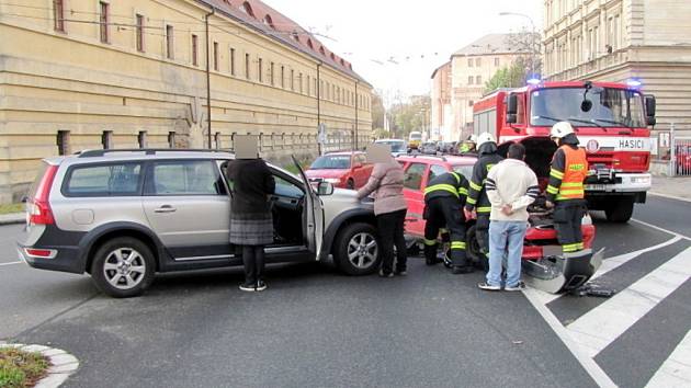 Dopravní nehoda dvou osobních automobilů v křižovatce ulic Ignáta Hermanna a Komenského v Hradci Králové.