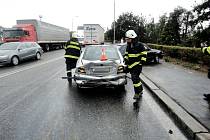Dopravní nehoda v ulici Na Důchodě v Hradci Králové.