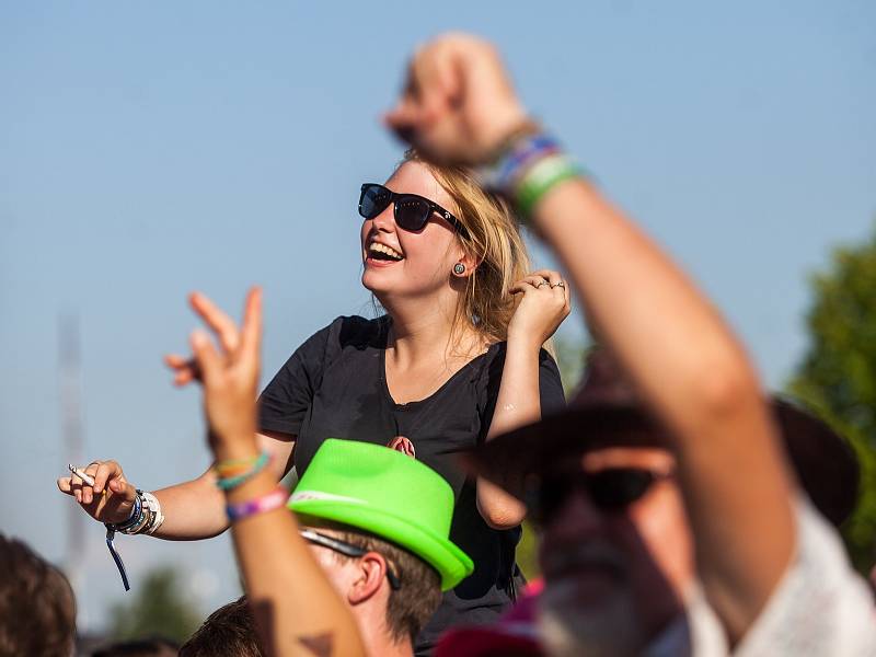 Koncert a autogramiáda zpěvačky Lenny v rámci festivalu Rock for People v Hradci Králové.