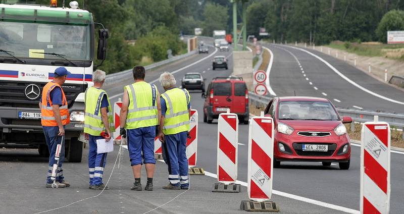 Silniční čtyřpruh mezi Hradcem Králové a Pardubicemi.