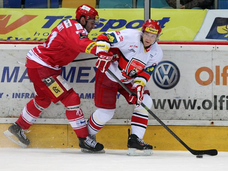 Hokejová extraliga: Mountfield HK - HC Oceláři Třinec.