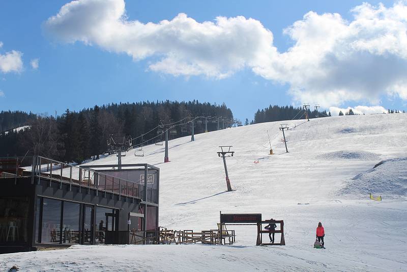 Horské středisko Deštné v Orlických horách zůstalo o víkendu úplně prázdné.