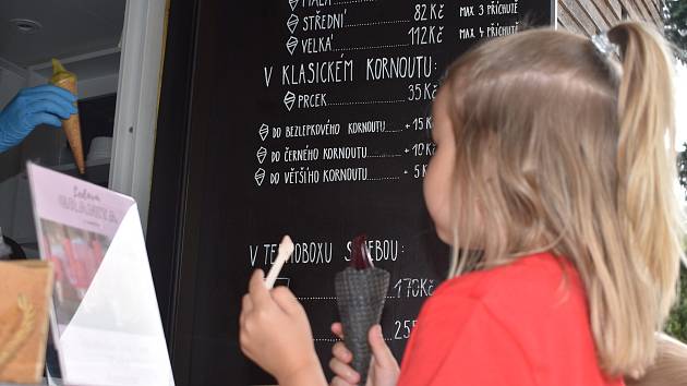 Poctivou zmrzlinu nabízí v Hradci Králové třeba Zmrzlibar V Lipkách.