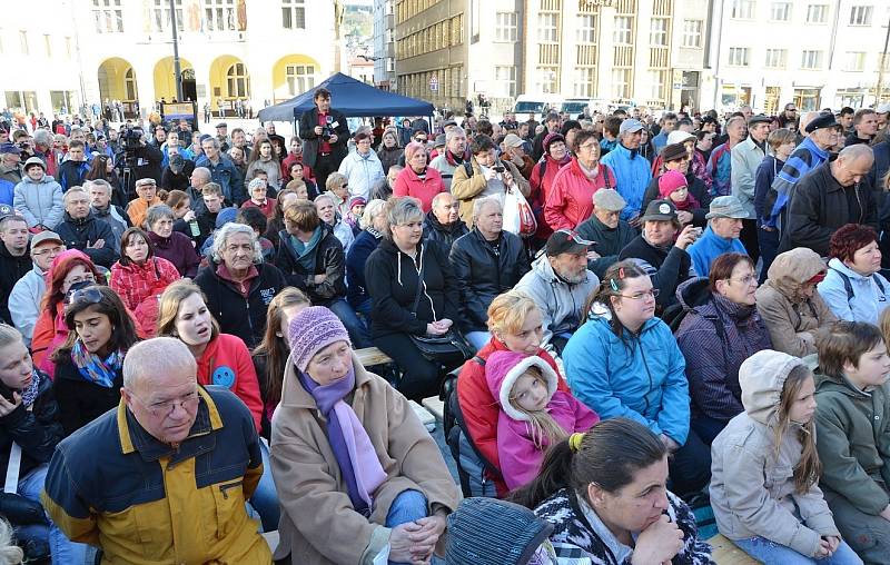 Prezidenta vítaly na náměstí stovky lidí 