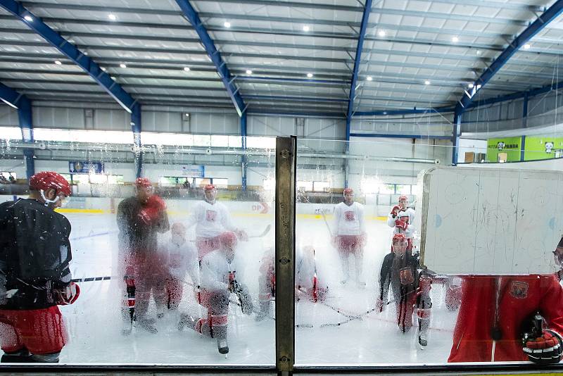 Trénink hradeckých hokejistů na ledě.