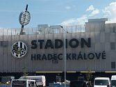 Zvenku se zdá téměř hotovo, jenže ke kolaudaci nového fotbalového stadionu v Hradci Králové chybí souhlas hasičů.