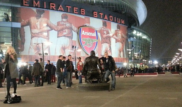 Lukáš Buček před Emirates Stadium, domovským stánkem slavného Arsenalu.