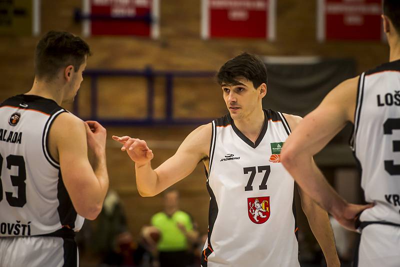 Hradec Králové (v bílém) vs. Pardubice 92:90. Královští sokoli mohli ihned po skončení duelu o bronz slavit.