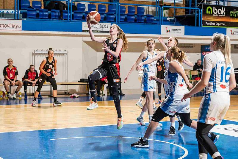 Dominika Paurová (s míčem) během víkendového derby v Trutnově, které hradecké Lvice jasně ovládly.