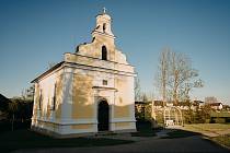 V kategorii Záchrana neprohlášené památky ocenil kraj obec Semechnice za opravu kaple Panny Marie Bolestné.