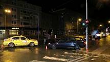Střet dvou osobních automobilů v křižovatce Břetislavovy ulice a Gočárovy třídy v Hradci Králové.