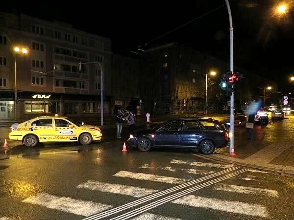 Střet dvou osobních automobilů v křižovatce Břetislavovy ulice a Gočárovy třídy v Hradci Králové.