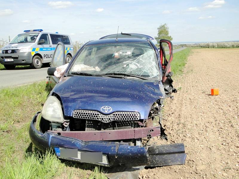 Dopravní nehoda dvou osobních automobilů na silnici mezi obcemi Libčany a Těchlovice.