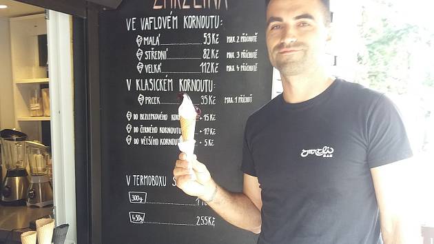 Poctivou zmrzlinu nabízí v Hradci Králové třeba Zmrzlibar V Lipkách. Václav Kotal dělá podle svých slov nejlepší zmrzlinu, jakou dokáže.
