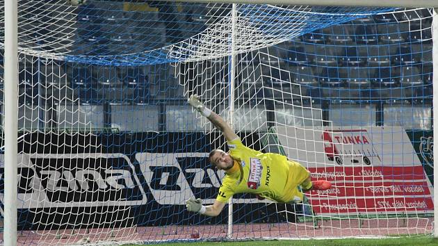 TOHLE STÁLO BODY. Hradečtí fotbalisté neproměnili čtyři poslední penalty, které kopali. Jen jediná - naštěstí - měla neblahý vliv na výsledek. Ve Znojmě napálil Fahrudin Ďurděvič míč do břevna a duel druhé ligy skončil 0:0.