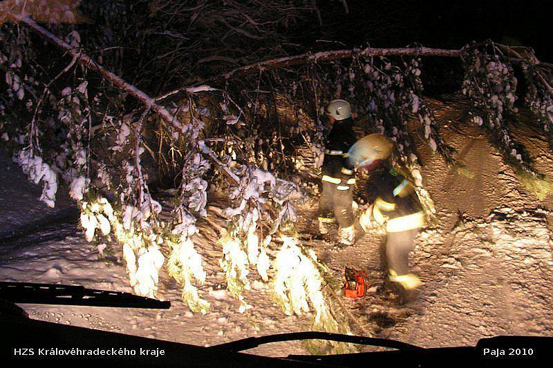 Zásahy hasičů u Koliby v neděli 10. ledna 2010 během sněhové kalamity.