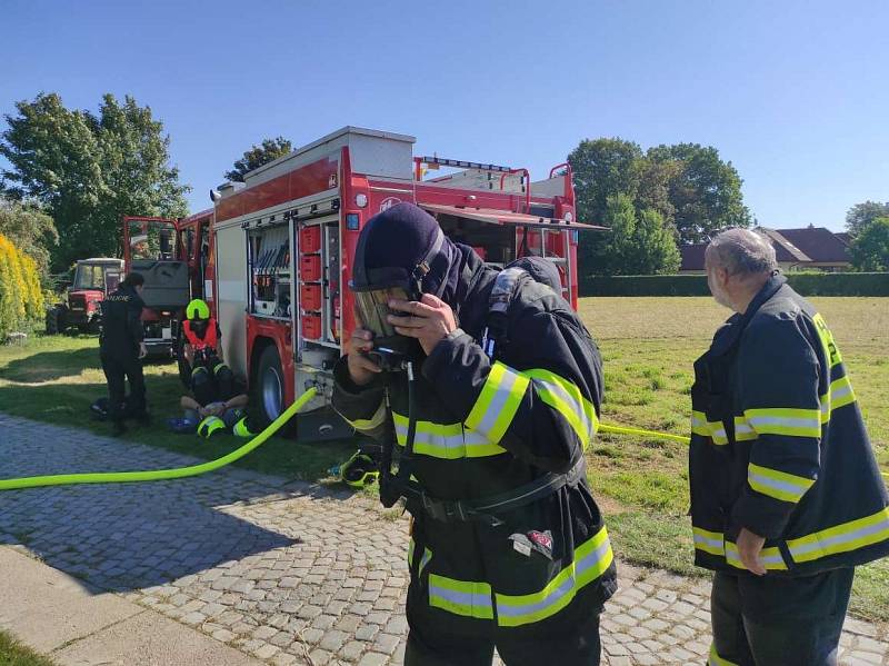 K požáru statku v Kuklenech vyjíždělo několik jednotek hasičů.