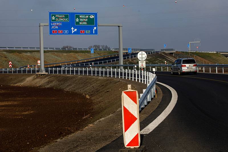 Silniční křižovatka v Plotištích nad Labem