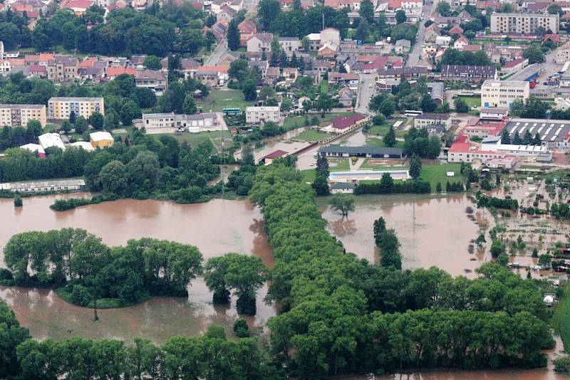 Letecký snímek z povodní na Královéhradecku.