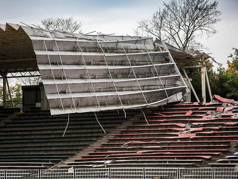 Demolicí západní tribuny de facto začíná proměna hradeckého fotbalového stadionu.