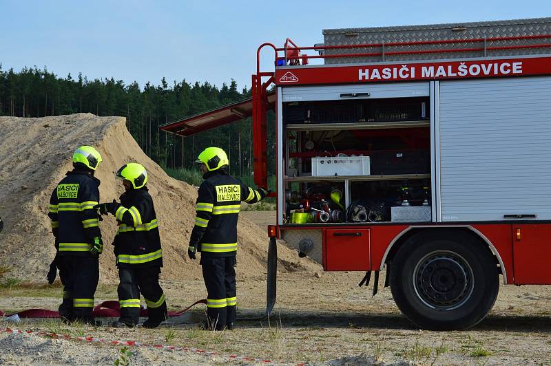 Dobrovolní hasiči cvičili na Marokánce hašení lesního požáru.