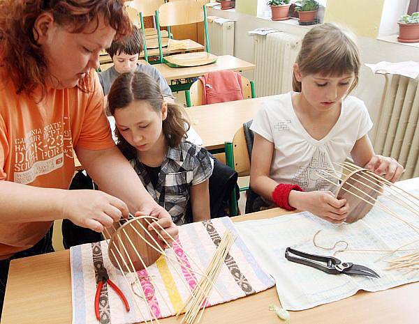 Děti ze všestarské základní školy ve čtvrtek vyzkoušely práce pradávných řemeslníků. Na celý den pro ně učitelé připravili zajímavou akci, netradiční výuku.