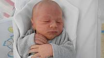 ELIÁŠ VAŠÍČEK přišel na svět 21. června v 11.26 hodin. Měřil 53 cm a vážil 3410 g. Nejvíce potěšil své rodiče Veroniku a Ondřeje Vašíčkovy z Dobrušky. Doma se těší sourozenci Sofie a Mikuláš. Tatínek to u porodu zvládl výborně.