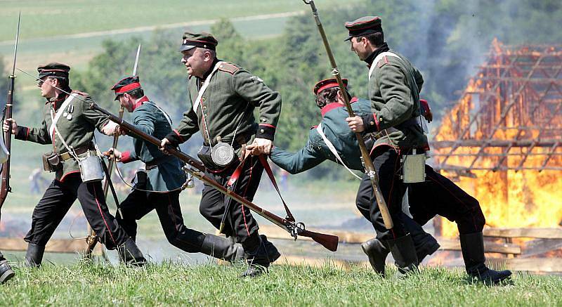 Po 144 letech se 3.července na bojišti Chlum opět střetli pruští a rakouští vojáci. Stalo se tak při vzpomínkových akcích ke 144. výročí bitvy u Hradce Králové.