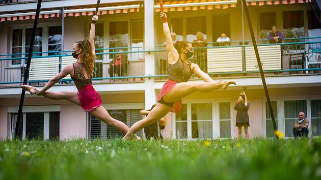 Formace Cirkus La Putyka v Domově U Biřičky předvedla seniorům své vystoupení.