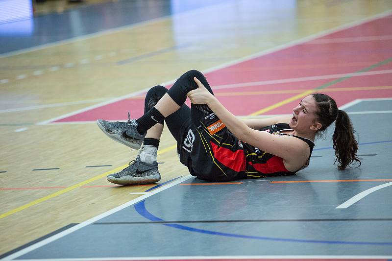 Finálový zápas finálového turnaje Českého poháru basketbalistek v Karlových Varech: KP Brno - Sokol Nilfisk Hradec Králové (v černém).