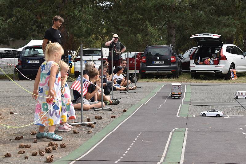 Pět stovek amerických korábů silnic se sjelo na sraz osmiválců Hradecká V8 na hradecké letiště.