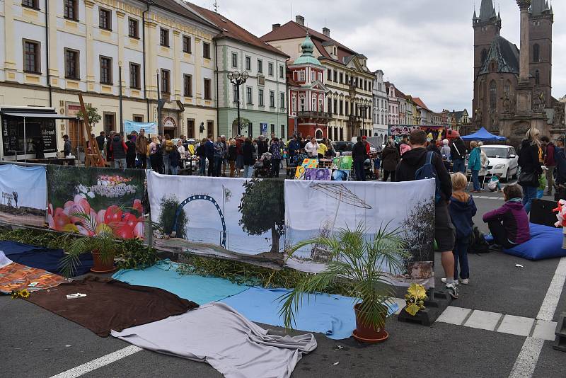 Velké náměstí v neděli odpoledne ožilo uměním.