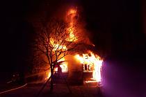 Škodu ve výši 700 tisíc korun napáchal požár, který zachvátil chatu v chatové oblasti Štěnkov.