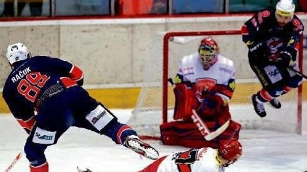 Hokejová extraliga: Mountfield HK - Piráti Chomutov.