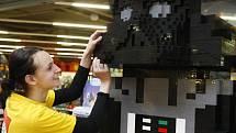Obří Dart Vader, ústřední postava kultovní série Star Wars, tedy Hvězdných válek, postavený z tisíců kostiček stavebnice Lego, v obchodním komplexu EuroCenter v Hradci Králové.