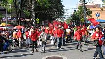 Red Shirts v Bangkoku. Tlačíme se co nejblíž k pódiu, kde se střídají revoluční vůdci, disidenti, mniši. Nadšení demonstrantů je obrovské.