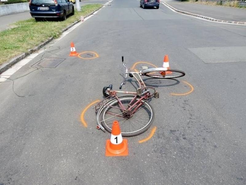 Střet cyklisty s vozidlem na křižovatce ulic Veverkova a Gebauerova v Hradci Králové.