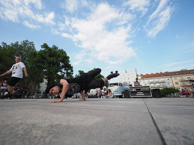 Taneční akce Jam & Roll rozzářila Ulrichovo náměstí.