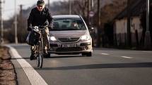 Cyklista na silnici mezi Hradcem Králové a Slatinou.